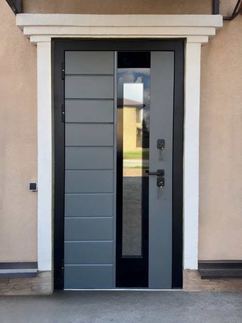 Уличная дверь со стеклом Уличная дверь со стеклом