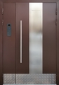 Подъездная полуторастворчатая дверь со стеклом, рифленым отбойником, длинной ручкой (коричневая покраска)