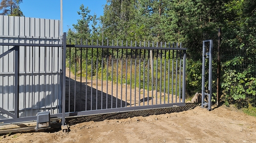 Ворота с серой покраской